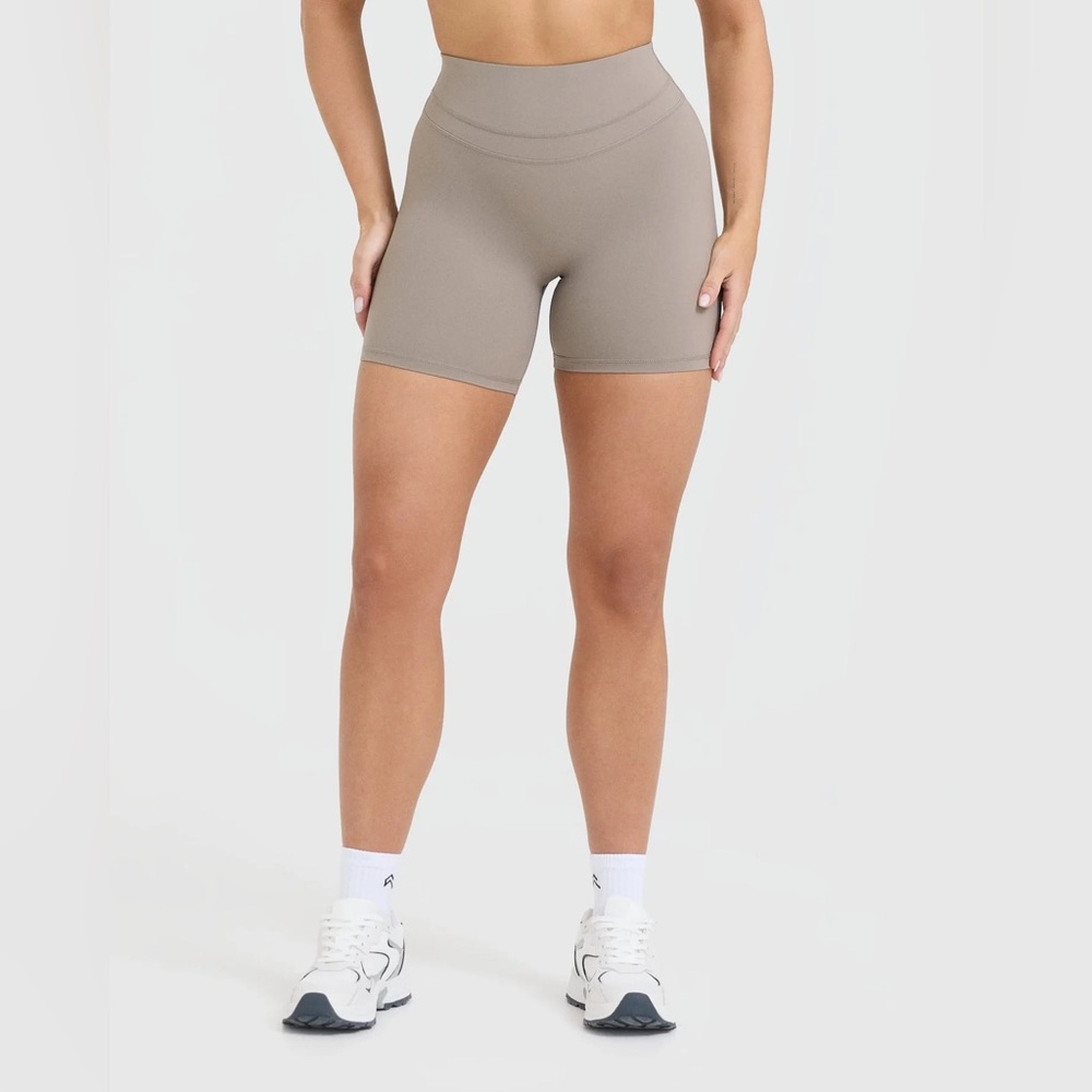 NWOT UNIFIED HIGH WAISTED SHORTS 6" MINKY sz M